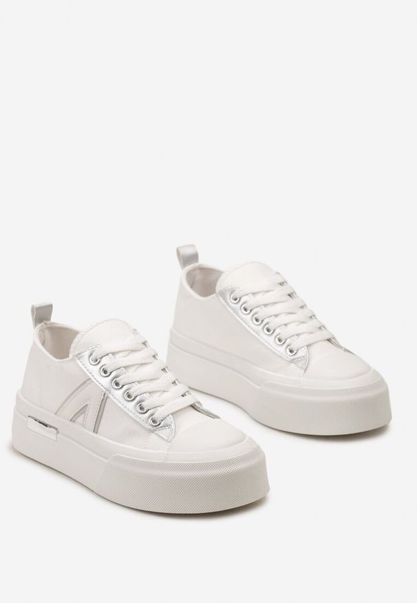 Renee - Białe Trampki na Grubej Podeszwie Sznurowane Peonema. Zapięcie: sznurówki. Kolor: biały. Materiał: jeans. Sezon: wiosna, jesień