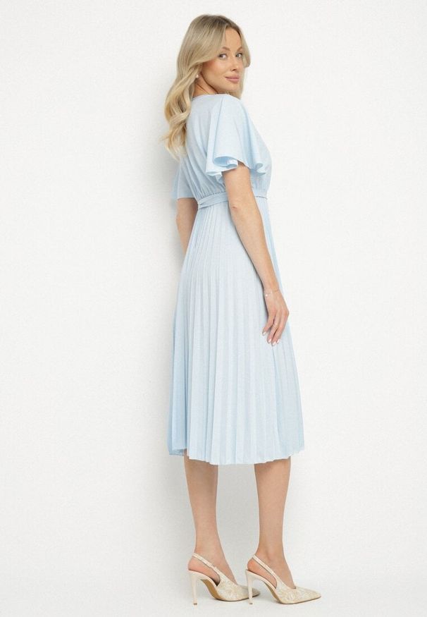 Born2be - Jasnoniebieska Sukienka Plisowana z Dekoltem w V z Paskiem w Talii Zolseki. Okazja: na co dzień. Kolor: niebieski. Styl: klasyczny, casual