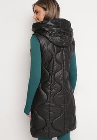 Born2be - Czarna Pikowana Kamizelka z Kapturem i Kieszeniami Kress. Typ kołnierza: kaptur. Kolor: czarny #5