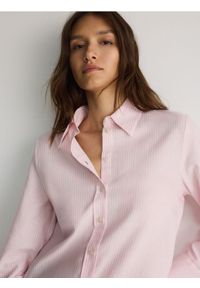 Reserved - Bawełniana koszula w paski - różowy. Kolor: różowy. Materiał: bawełna. Wzór: paski