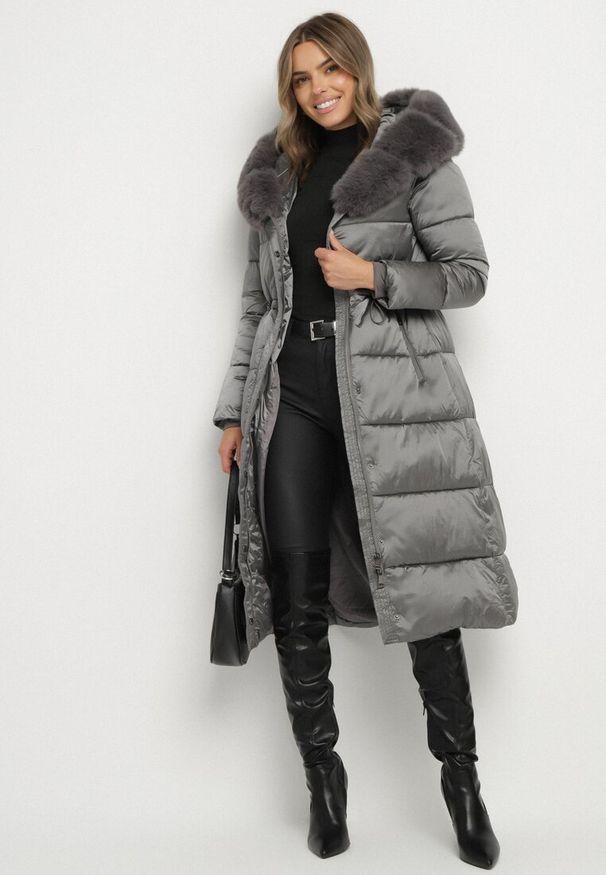 Born2be - Szara Długa Kurtka Puchowa z Pikowanymi Przeszyciami i Kapturem z Futrem Zevea. Okazja: na spacer, na co dzień. Kolor: szary. Materiał: futro, puch. Długość: długie. Styl: elegancki, casual