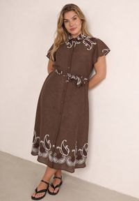 Born2be - Brązowa Rozkloszowana Sukienka Koszulowa z Wiskozy z Haftem i Wiązanym Paskiem Adellis. Okazja: na co dzień. Kolekcja: plus size. Kolor: brązowy. Materiał: wiskoza. Wzór: haft. Sezon: lato. Typ sukienki: koszulowe. Styl: casual, boho #1