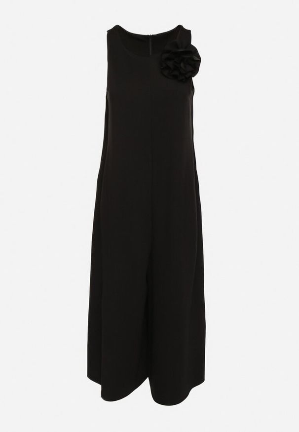 Born2be - Czarny Kombinezon z Wiskozą i Broszką Kwiatu 3D Odellira. Okazja: na co dzień. Kolor: czarny. Materiał: wiskoza. Wzór: kwiaty. Styl: casual, elegancki