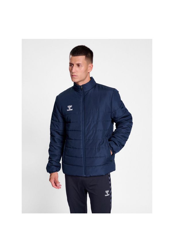 Kurtka puchowa Hummel Essential Szorty Bench. Kolor: niebieski. Materiał: puch. Styl: elegancki