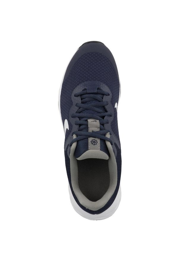 Buty do biegania dla dzieci Nike Revolution 6 NN GS. Zapięcie: sznurówki. Kolor: wielokolorowy. Materiał: syntetyk, tkanina, materiał. Szerokość cholewki: normalna. Model: Nike Revolution