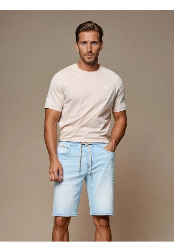 Sinsay - Szorty jeansowe z efektem sprania - niebieski. Kolor: niebieski. Materiał: jeans