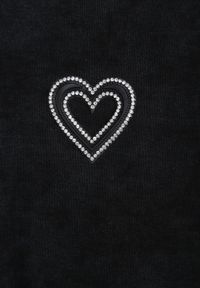 Renee - Czarny T-shirt z Bawełny Ozdobiony Sercem z Cyrkonii Amythera. Okazja: na co dzień. Kolor: czarny. Materiał: bawełna. Wzór: aplikacja. Styl: sportowy, casual, elegancki #2