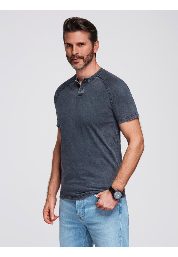 Ombre Clothing - Męski t-shirt z efektem sprania i guzikami przy dekolcie – granatowy V2 - Rozmiar: M. Okazja: na co dzień. Kolor: niebieski. Materiał: dzianina, bawełna. Długość rękawa: raglanowy rękaw. Długość: krótkie. Sezon: lato. Styl: casual, vintage, elegancki, klasyczny