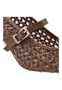 Czółenka damskie Hispanitas, z łączonych materiałów z ażurową cholewką o plecionym wykończeniu i paskiem, brązowe, RHV264609 Soho-V26. Zapięcie: pasek. Kolor: brązowy. Materiał: materiał. Szerokość cholewki: normalna. Wzór: ażurowy #4