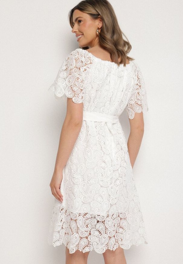 Born2be - Biała Koronkowa Sukienka z Bawełną Ozdobiona Paskiem z Perełkami i Cyrkoniami Nerevin. Okazja: na imprezę, na co dzień. Kolor: biały. Materiał: koronka, bawełna. Wzór: aplikacja. Typ sukienki: proste. Styl: casual, klasyczny