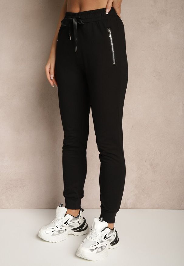 Renee - Czarne Spodnie Dresowe z Bawełny o Kroju Jogger High Waist Cherisa. Okazja: na co dzień. Stan: podwyższony. Kolor: czarny. Materiał: dresówka, bawełna. Styl: elegancki, casual
