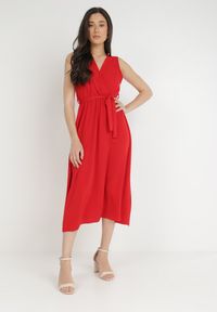 Born2be - Czerwona Sukienka Iolaera. Kolor: czerwony. Materiał: tkanina, materiał. Długość rękawa: na ramiączkach. Wzór: gładki, ażurowy, aplikacja. Sezon: lato. Typ sukienki: kopertowe. Długość: midi #4