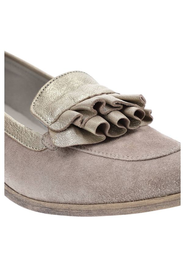 Szare Półbuty Karino Eleganckie Skórzane Buty Damskie. Okazja: na co dzień. Zapięcie: bez zapięcia. Kolor: szary. Szerokość cholewki: normalna. Wzór: aplikacja. Materiał: skóra. Obcas: na obcasie. Styl: elegancki. Wysokość obcasa: niski