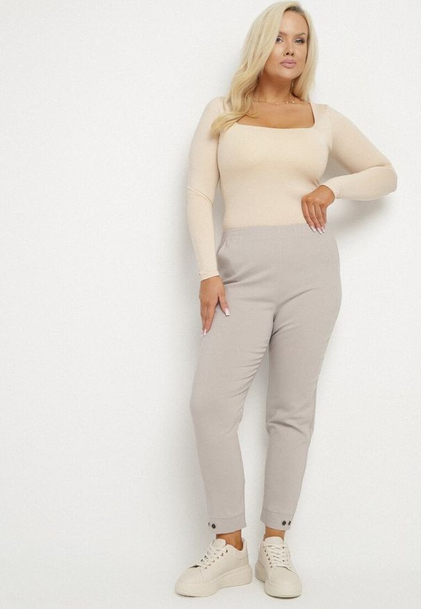 Born2be - Beżowe Spodnie z Wiskozą z Gumką w Talii i Aplikacjami przy Nogawkach Stellorie. Okazja: na co dzień. Kolekcja: plus size. Kolor: beżowy. Materiał: wiskoza. Wzór: aplikacja. Styl: elegancki, casual