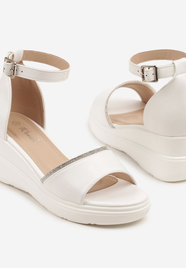 Born2be - Białe Sandały na Koturnie z Cyrkoniami Tiarelle. Okazja: na co dzień. Zapięcie: sprzączka. Kolor: biały. Materiał: jeans. Obcas: na koturnie. Styl: wizytowy, elegancki, casual