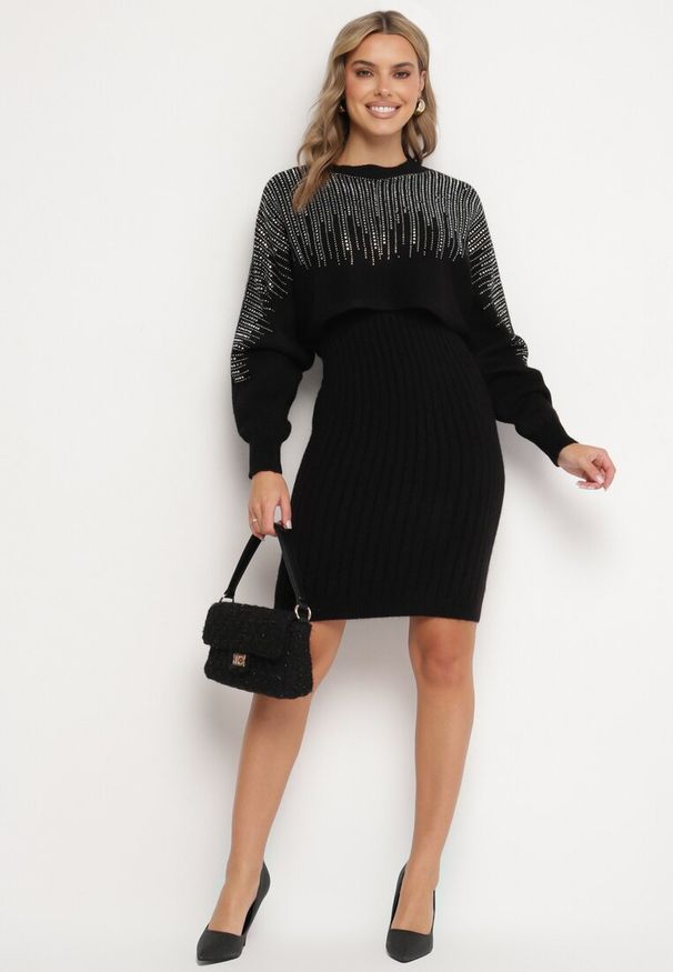 Born2be - Czarny Wiskozowy Komplet Prążkowana Dopasowana Spódnica i Sweter z Cyrkoniami Emalara. Kolor: czarny. Materiał: prążkowany, wiskoza. Wzór: kolorowy, aplikacja