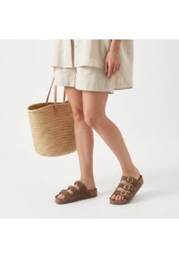 Klapki damskie Yokono, cholewka ze skóry naturalnej zamszowej z trzema szerokimi paskami z regulacją, brązowe, Wiwi-263 Ser Lodo. Okazja: na co dzień. Kolor: brązowy. Materiał: zamsz, skóra. Wzór: paski. Sezon: lato. Styl: wakacyjny, casual #7