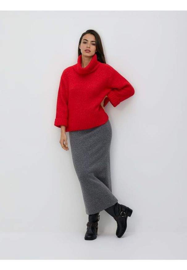 Reserved - Sweter z golfem - czerwony. Typ kołnierza: golf. Kolor: czerwony. Materiał: dzianina, wełna