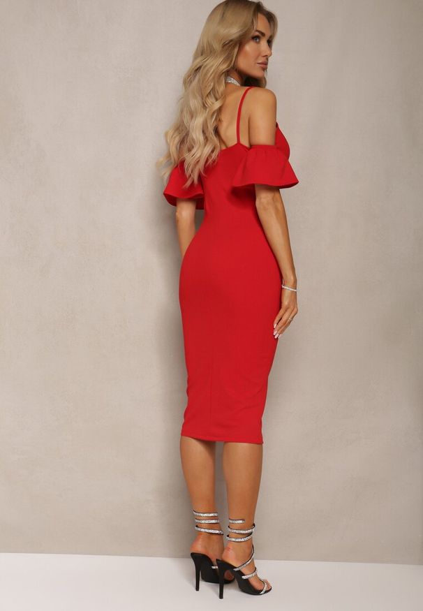 Renee - Czerwona Sukienka Bodycon z Falbankami przy Ramionach Oiberia. Okazja: na co dzień, na imprezę, na ślub cywilny, na wesele. Typ kołnierza: kołnierz z falbankami. Kolor: czerwony. Typ sukienki: bodycon. Styl: klasyczny, casual