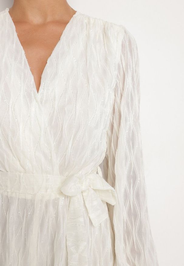 Born2be - jasnobeżowy Kombinezon o Kopertowym Kroju Zdobiony Błyszczącą Nitką i Wiązany w Pasie Venvina. Kolor: beżowy. Materiał: skóra. Wzór: aplikacja. Styl: elegancki