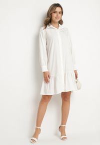 Born2be - Biała Sukienka z Wiskozą o Koszulowym Kroju z Falbanką Penzedi. Okazja: na co dzień. Typ kołnierza: kołnierzyk klasyczny. Kolor: biały. Materiał: wiskoza. Długość rękawa: długi rękaw. Typ sukienki: koszulowe. Styl: casual, elegancki, klasyczny #2