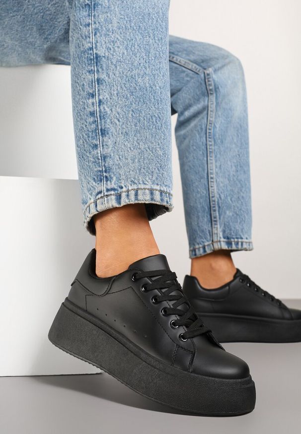 Renee - Czarne Basicowe Sneakersy na Platformie Jorvisa. Okazja: na co dzień. Kolor: czarny. Materiał: jeans. Obcas: na platformie