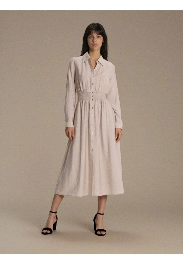 Sinsay - Wiskozowa koszulowa sukienka midi z ozdobnym marszczeniem - szary. Kolor: szary. Materiał: wiskoza. Typ sukienki: koszulowe. Długość: midi