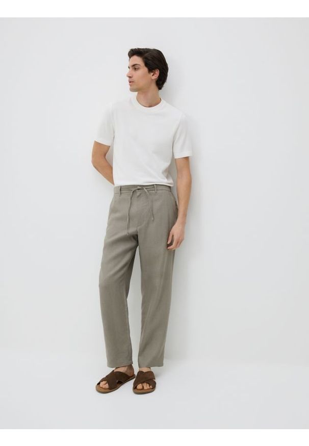 Reserved - Lniane spodnie chino straight - beżowy. Kolor: beżowy. Materiał: len