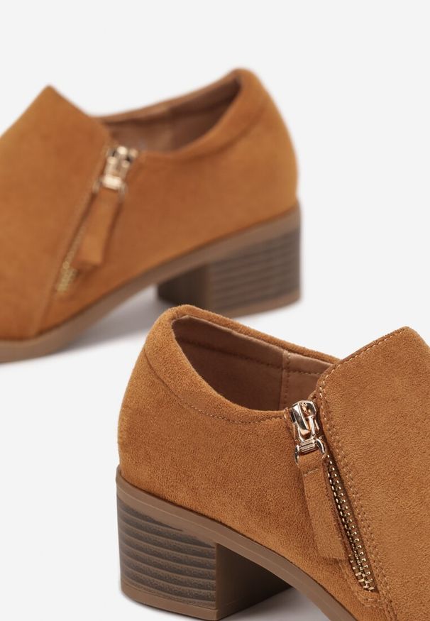 Born2be - Brązowe Półbuty na Niskim Słupku z Ozdobnym Suwakiem Aricca. Okazja: na co dzień. Kolor: brązowy. Materiał: jeans. Obcas: na słupku. Styl: elegancki, casual