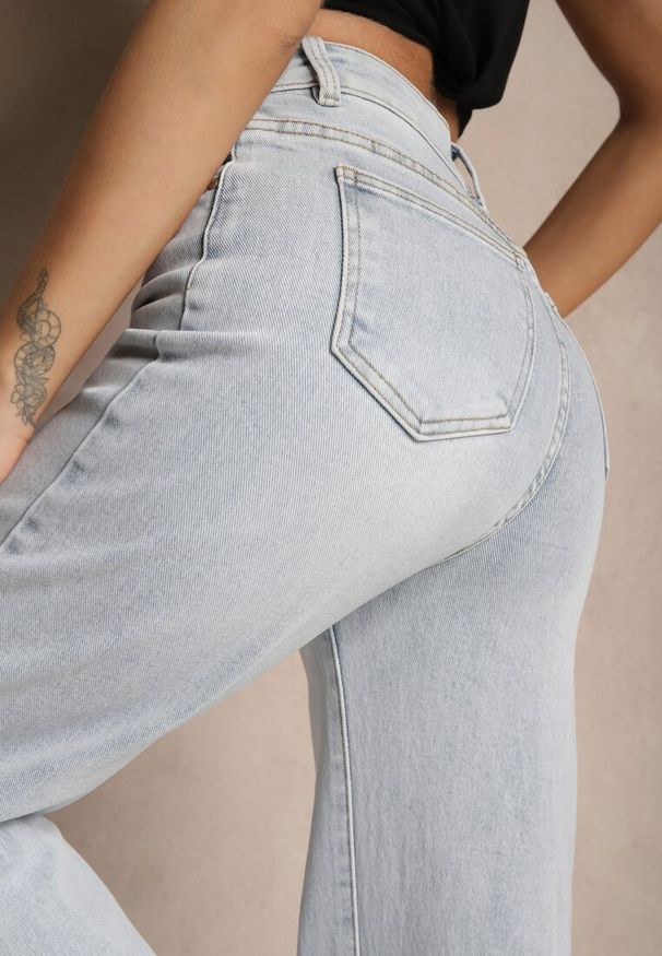 Renee - Jasnoniebieskie Jeansy High Waist o Szerokim Kroju w Klasycznym Stylu Sesalitia. Okazja: na co dzień. Stan: podwyższony. Kolor: niebieski. Wzór: aplikacja. Styl: klasyczny