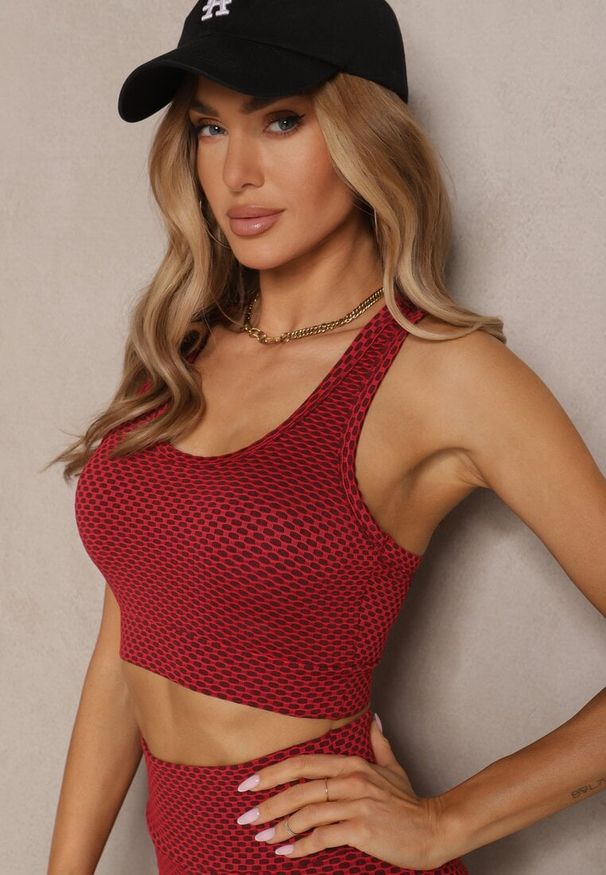 Renee - Czerwony Elastyczny Top Biustonosz w Sportowym Stylu Refettia. Okazja: na co dzień. Typ kołnierza: kaptur. Kolor: czerwony. Materiał: jeans. Długość rękawa: na ramiączkach. Styl: sportowy