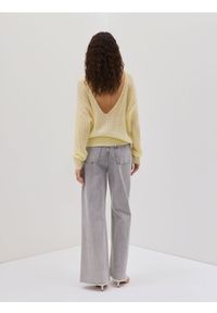 Reserved - Sweter z metalicznym efektem z wełną - jasnożółty. Kolor: żółty. Materiał: wełna