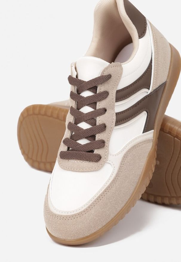 Born2be - Ciemnobeżowe Sneakersy w Stylu Tenisówek Ozdobione Geometrycznym Wzorem Fesilia. Okazja: na co dzień. Kolor: beżowy. Materiał: jeans. Wzór: aplikacja, geometria
