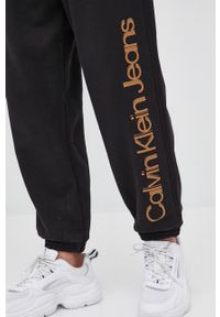 Calvin Klein Jeans spodnie bawełniane męskie kolor czarny z nadrukiem. Kolor: czarny. Materiał: bawełna. Wzór: nadruk
