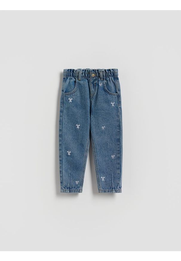 Reserved - Jeansy baggy z haftem - niebieski. Kolor: niebieski. Materiał: jeans. Wzór: haft