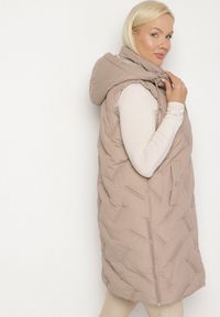 Born2be - Jasnobeżowa Pikowana Kamizelka z Kapturem i Kieszeniami Esarivie. Okazja: na spacer. Typ kołnierza: kaptur. Kolekcja: plus size. Kolor: beżowy. Materiał: jeans #5