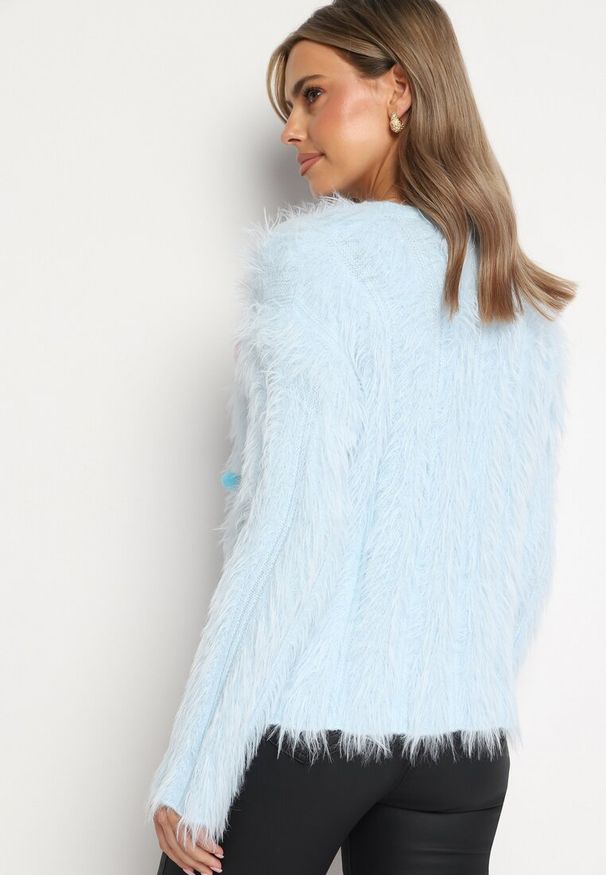 Born2be - Jasnoniebieski Sweter z Wełną z Alpaki Ozdobiony Kolorowymi Pomponami Felinda. Okazja: na co dzień. Kolor: niebieski. Materiał: wełna. Długość: długie. Wzór: aplikacja, kolorowy. Styl: elegancki, casual