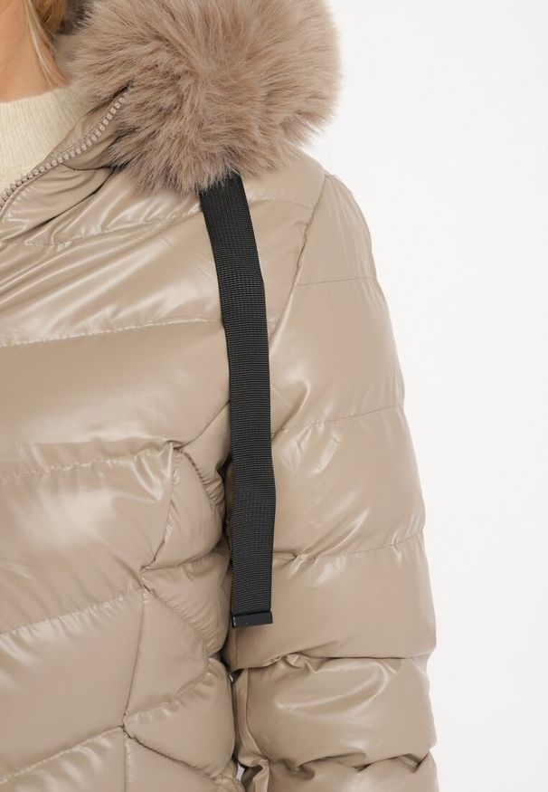 Born2be - Beżowa Długa Pikowana Kurtka z Odpinanym Futerkiem i Sznurkami Rinnarae. Okazja: na spacer, na co dzień. Typ kołnierza: kaptur. Kolor: beżowy. Materiał: futro. Długość: długie. Styl: casual, elegancki