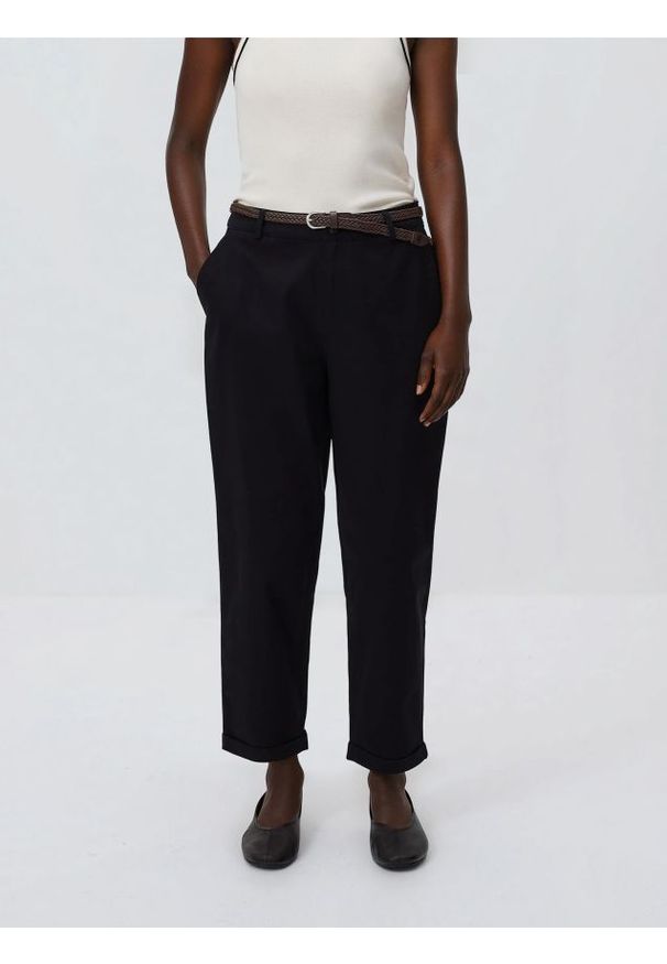 Reserved - Spodnie chino z paskiem - czarny. Kolor: czarny. Materiał: tkanina, bawełna