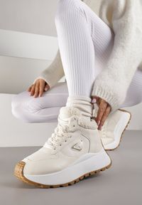 Renee - Beżowe Sneakersy Śniegowce Vices na Platformie Ozdobione Trójkątną Aplikacją Ficebia. Okazja: na co dzień. Kolor: beżowy. Materiał: jeans, skóra. Wzór: aplikacja. Obcas: na platformie