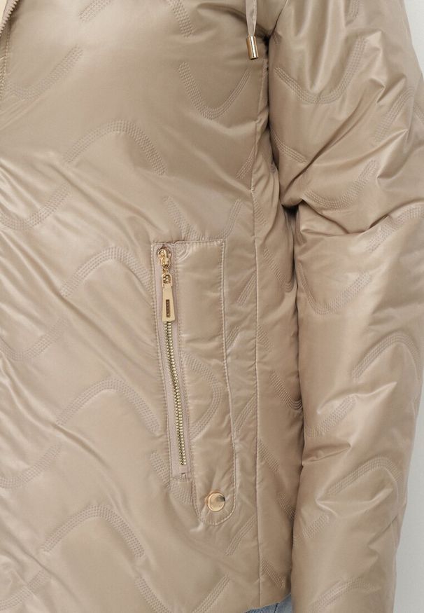 Born2be - Ciemnobeżowa Kurtka Pikowana z Odpinanym Kapturem Marinos. Kolekcja: plus size. Kolor: beżowy. Styl: elegancki
