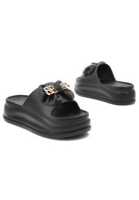 Czarne Klapki Filippo Modne Obuwie Damskie Na Platformie. Okazja: na co dzień. Kolor: czarny. Wzór: aplikacja. Obcas: na platformie. Styl: klasyczny, casual, elegancki #3