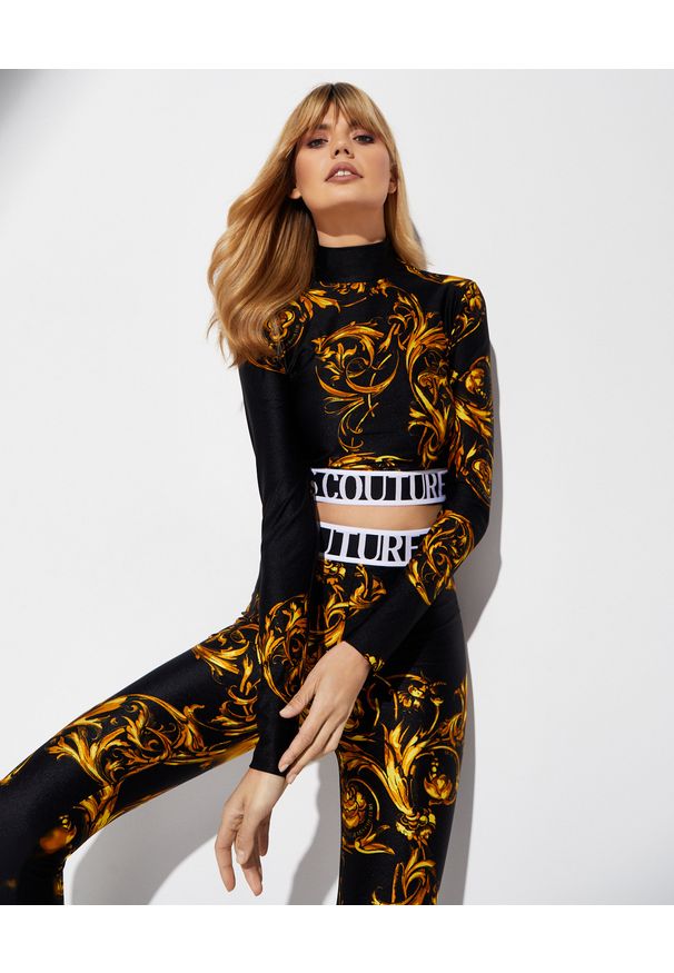 Versace Jeans Couture - VERSACE JEANS COUTURE - Top z barokowym nadrukiem. Kolor: czarny. Materiał: materiał. Długość rękawa: długi rękaw. Długość: długie. Wzór: nadruk