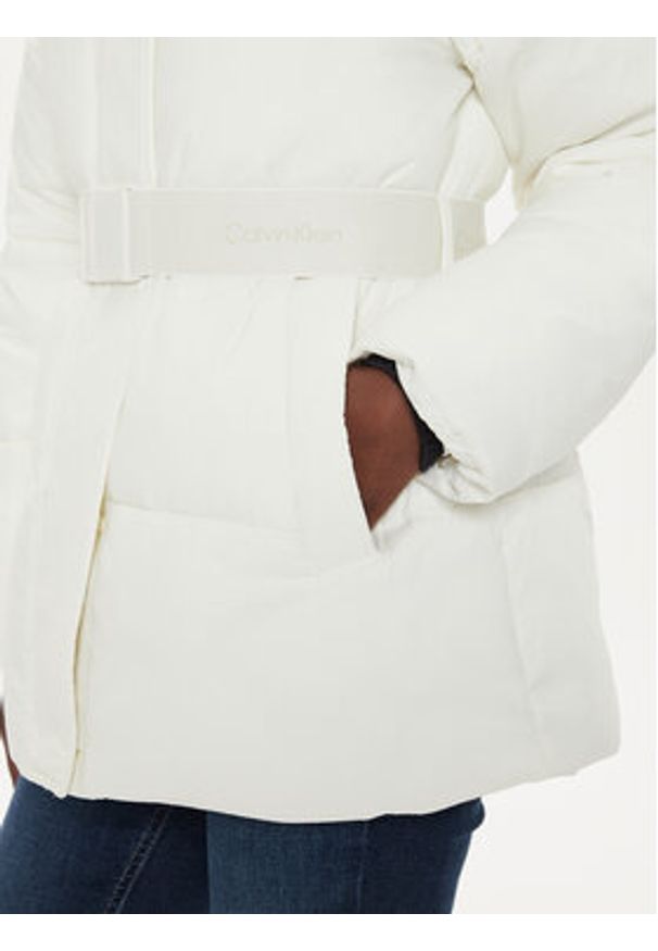 Calvin Klein Jeans Kurtka zimowa J20J224107 Écru Relaxed Fit. Materiał: syntetyk. Sezon: zima