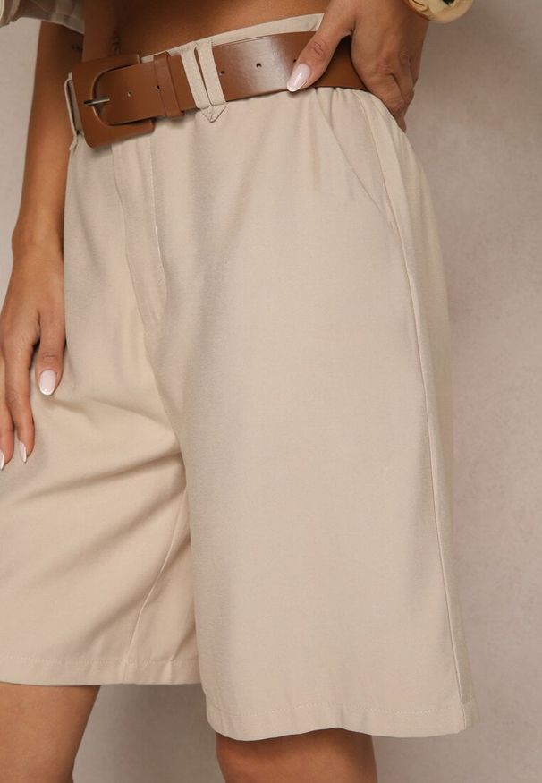 Renee - Beżowe Szorty z Wiskozą w Eleganckim Stylu z Paskiem z Klamrą Aravene. Okazja: na co dzień. Stan: podwyższony. Kolor: beżowy. Materiał: wiskoza. Styl: elegancki