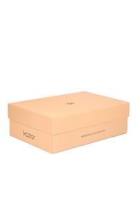 Kazar - Srebrne sandały damskie. Okazja: na ślub cywilny, na wesele. Zapięcie: pasek. Kolor: srebrny. Materiał: skóra. Wzór: paski, aplikacja. Obcas: na obcasie. Styl: elegancki. Wysokość obcasa: średni #6