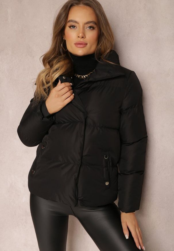Renee - Czarna Kurtka Pikowana ze Stójką Heleis. Typ kołnierza: kołnierzyk stójkowy. Kolor: czarny. Wzór: jednolity. Sezon: zima, jesień