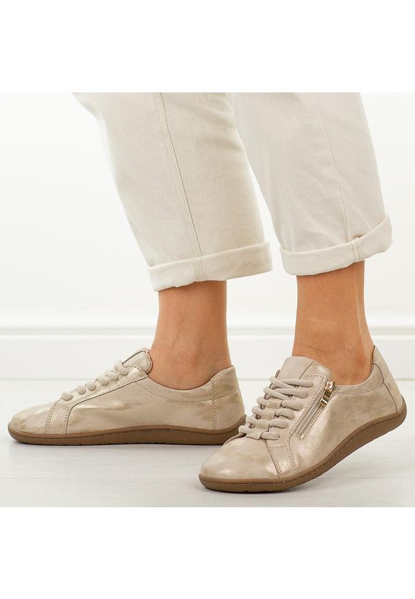 Złote skórzane półbuty damskie barefoot M.Daszyński Ol38-4. Okazja: na co dzień. Zapięcie: sznurówki. Kolor: złoty. Materiał: skóra. Szerokość cholewki: normalna. Sezon: wiosna, jesień, lato. Styl: casual, klasyczny, sportowy