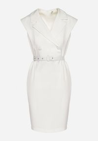 Born2be - Biała Dopasowana Sukienka Ozdobiona Paskiem z Klamrą Nandelli. Okazja: na spotkanie biznesowe. Typ kołnierza: dekolt w kształcie V. Kolor: biały. Wzór: aplikacja. Typ sukienki: dopasowane. Styl: biznesowy #2