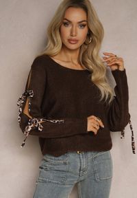Renee - Brązowy Nietoperzowy Sweter z Moherem Ozdobiony Wiązaniami w Panterkowy Print Semitha. Okazja: na co dzień. Kolor: brązowy. Materiał: moher. Długość rękawa: długi rękaw. Długość: długie. Wzór: aplikacja, nadruk. Styl: elegancki, casual